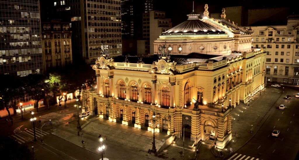 Foto do Theatro Municipal de São Paulo, inaugurado em 1911. Local onde ocorreu a Semana da Arte Moderna.