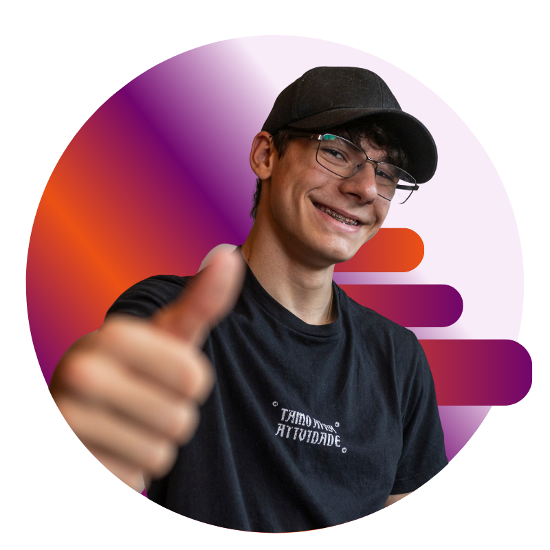 Aluno do cursinho ETEC do Cintter mostrando joinha em sinal de confiança na aprovação.