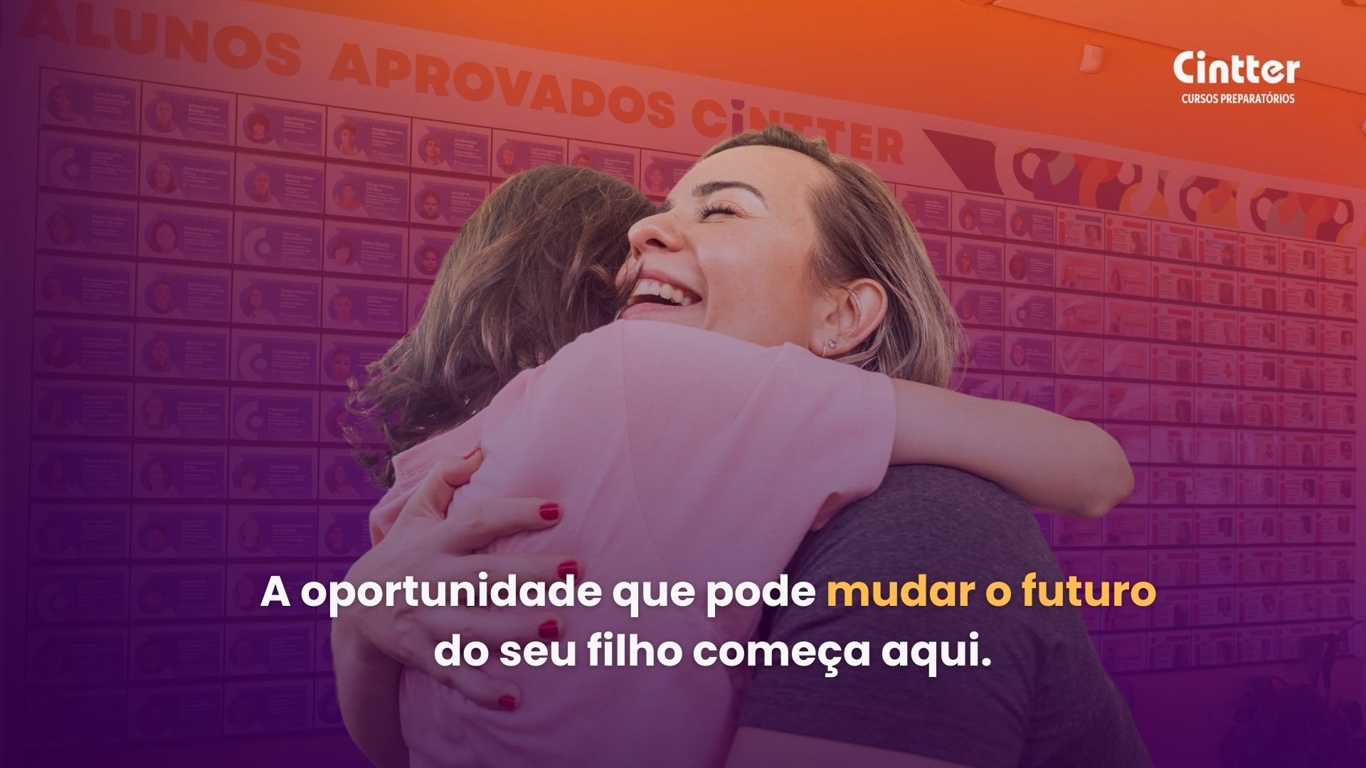 Cíntia abraçando uma aluna em frente ao mural de aprovados do Cintter.