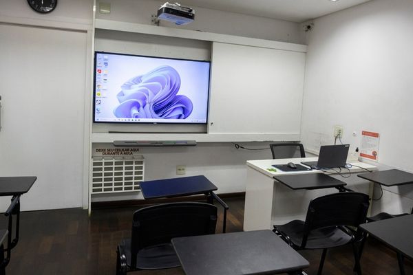 Sala de aula do Cintter com quadro digital e recursos tecnológicos.