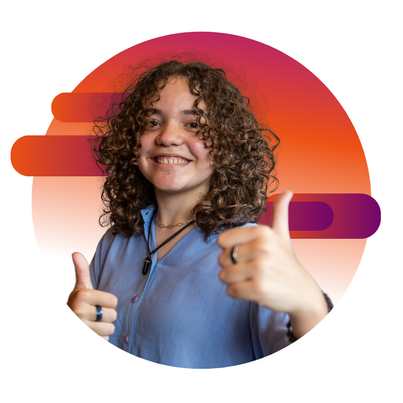 Aluna do cursinho COTUCA do Cintter mostrando joinha em sinal de confiança na aprovação.