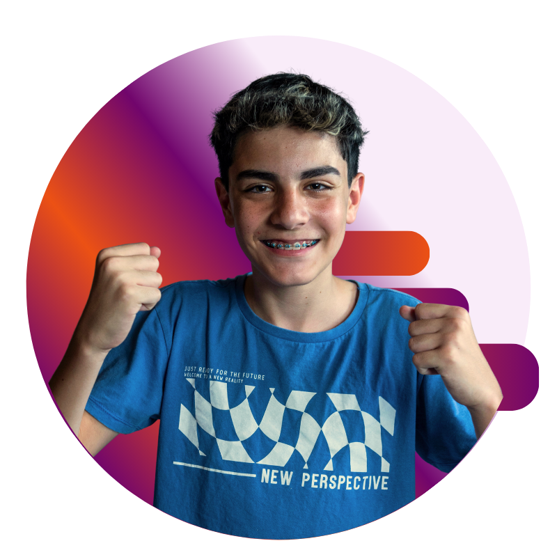 Aluno do cursinho Colégio Salvador Arena do Cintter mostrando joinha em sinal de confiança na aprovação.