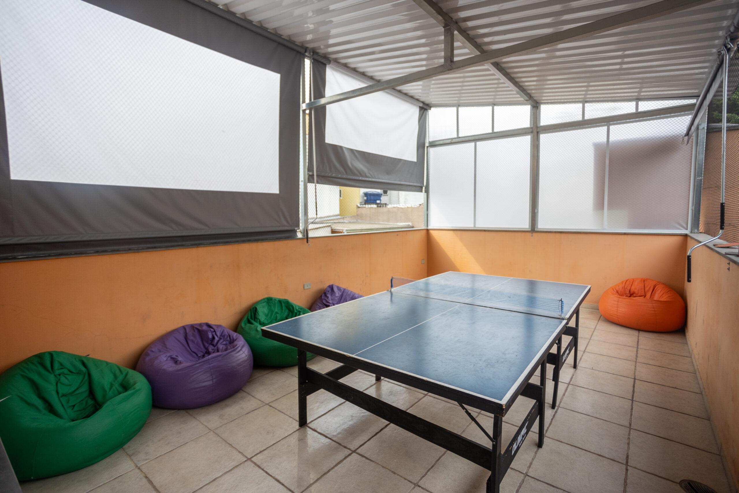 Área de convivência do Cintter com mesas, bancos e espaço para descanso e interação entre alunos durante a rotina de estudos.